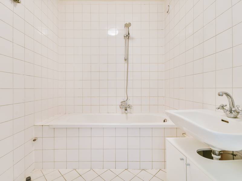 Can Bathtub Reglazing Save Me Money?