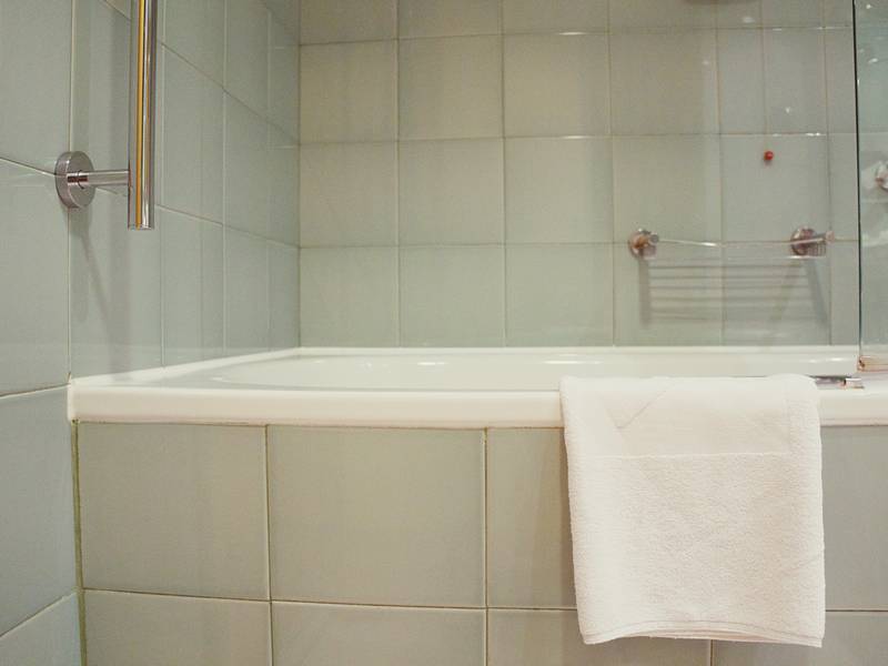 What Are the Advantages of Bathroom Tile Reglazing?