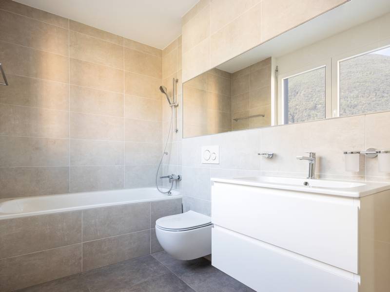 Is Glazing a Tub a Good Idea to Renew Your Bathroom?