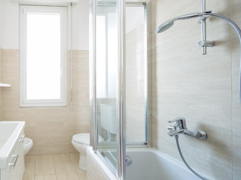 How Can Bathtub Reglazing Help Homeowners Save on Remodeling Costs?